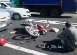 Пилот мопеда врезался в автомобиль на Ставрополье