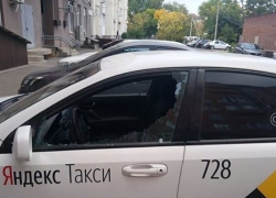 «Утро началось не с кофе»:  вандалы разбили стекла в шести припаркованных у домов машинах в Георгиевске