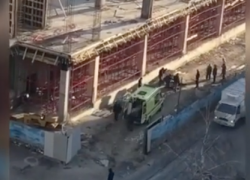 Рабочий сорвался со строительных лесов в Ставрополе