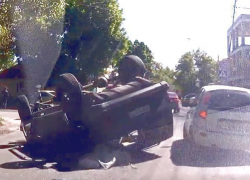 Утреннее ДТП с перевернутой машиной привело к пробке в Ставрополе и попало на видео