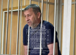 Ставрополец пытался ударить ковшом экскаватора мужчину и разнес витрину цветочного магазина