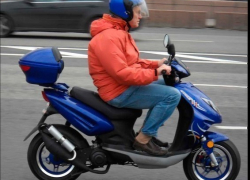 Неловкий скутерист проломил череп при столкновении с опорой ЛЭП на Ставрополье