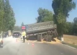 Последствия страшной аварии с покореженной фурой с зерном и грузовиком в кювете на трассе Ростов-Ставрополь попали на видео 