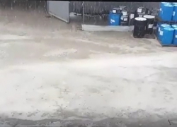 Сильный град с ливнем застал врасплох жителей Ставрополья и попал на видео