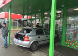 В Ставрополе легковушка протаранила фасад магазина "Пятерочка"