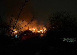 Бушующий в центре Ставрополя пожар тушат спасатели