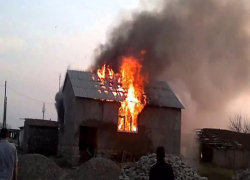 Пожар оставил без крыши домовладельцев в селе на Ставрополье