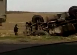 Водитель КамАЗа проигнорировал знак ограничения скорости до 70 км/ч и перевернулся  на трассе в Ставропольском крае