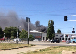 Крупный пожар в автосервисе у Старомарьевского шоссе Ставрополя попал на видео