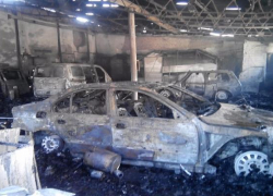 Семь автомобилей сгорели в автотехцентре около Ставрополя