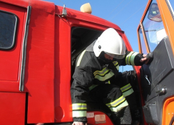  «Девятка» на полной скорости влетела в большегруз с соломенными тюками на Ставрополье