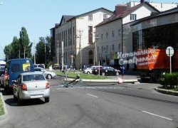 Водитель мусоровоза сбил столб с электрическими проводами в Ставрополе