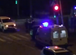 Два внедорожника столкнулись на перекрестке в Ставрополе – к месту прибыла машина реанимации 