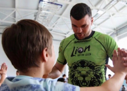 Легенда российского тайбокса обучил приёмам пятигорских подростков