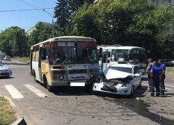 Беременная пассажирка автобуса попала в больницу после столкновения с «Киа» в Ставрополе 