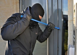 На Ставрополье воры ворвались в дом к пенсионеру и ограбили его