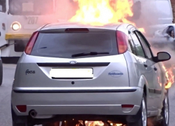 Иномарка загорелась в Пятигорске на глазах у прохожих