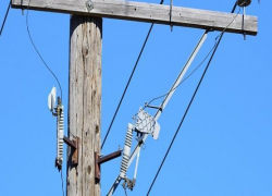 Сильный удар током получил забравшийся на электроопору дачник