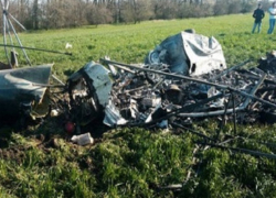 Вертолет МИ-2 разбился в Ставропольском крае – за жизнь пилота борются медики 