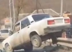 «Семерка» повисла на ограждении после неудачного дрифта в Ставрополе 