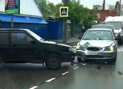 ДТП с ВАЗом и "Акцентом" возле лицея в Ставрополе попало на видео