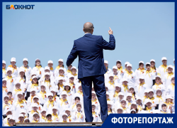 Тысяча юных ставропольцев спела военные песни на Крепостной горе