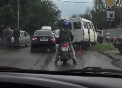 «Газель» угодила в водосток в результате тройного ДТП в Пятигорске и попала на видео