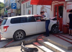 Белая иномарка «влетела» в фасад «Магнита» на Ставрополье