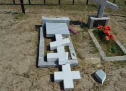 Малолетние вандалы разрушили кладбище