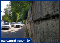 Стена на улице Лермонтова в Ставрополе с каждым днем наклоняется все сильнее
