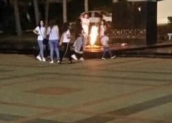 В Пятигорске девушки прогулялись по постаменту Вечного огня
