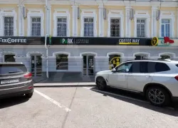 Дизайнерский ремонт и столы из ясеня: очередное кафе продают в центре Ставрополя