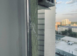 Из-за падения дронов в Ставрополе выбиты окна в квартирах и повреждены автомобили