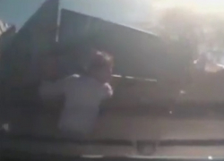  Остановить ЗИЛ голыми руками попыталась отважная блондинка со Ставрополья и попала на видео