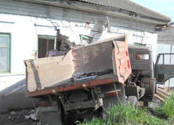 КамАЗ врезался в жилой дом