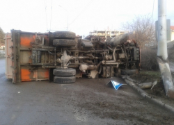 На одной из улиц Ставрополя перевернулся мусоровоз