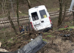 В Ставрополе на улице Лопатина маршрутка слетела в обрыв