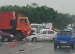 "Легковушка" попала под КамАЗ в ДТП под Ставрополем
