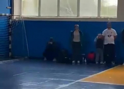 Накрылся капюшоном под гимн России и не встал: в сети раскритиковали поведение мужчины на ставропольских соревнованиях