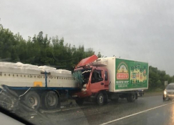 Грузовик «влетел» в стоящую на обочине фуру по дороге к Невинномысску 