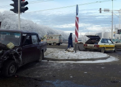 Две легковушки столкнулись на самом аварийном перекрестке Ставрополя