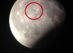 Загадочный объект пролетел на фоне лунного затмения в Ставрополе и попал на видео 