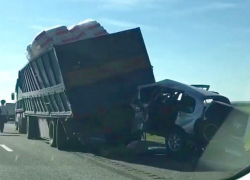 Водитель "Нивы" погиб в страшном столкновении с КамАЗом на Ставрополье