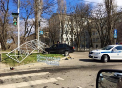 Автомобиль после аварии влетел в дорожное ограждение в Ставрополе