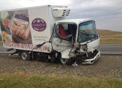 Белая «Гранта» на полной скорости влетела в грузовик на Ставрополье