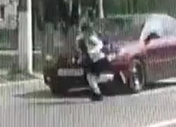 Страшный момент наезда «легковушки» на школьницу попал на видео на Ставрополье 