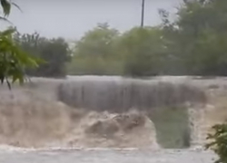 Пугающие кадры прорыва двух плотин и разлива реки на Ставрополье попали на видео