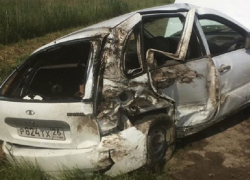   "Лада-Калина" вылетела в кювет и разбилась из-за подрезавшей ее белой "Приоры" под Ставрополем