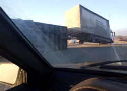 Грузовик с прицепом сдуло ветром с трассы Ставропольского края