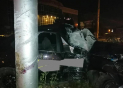 Ставрополец на иномарке не справился с управлением и врезался в бордюрный камень 